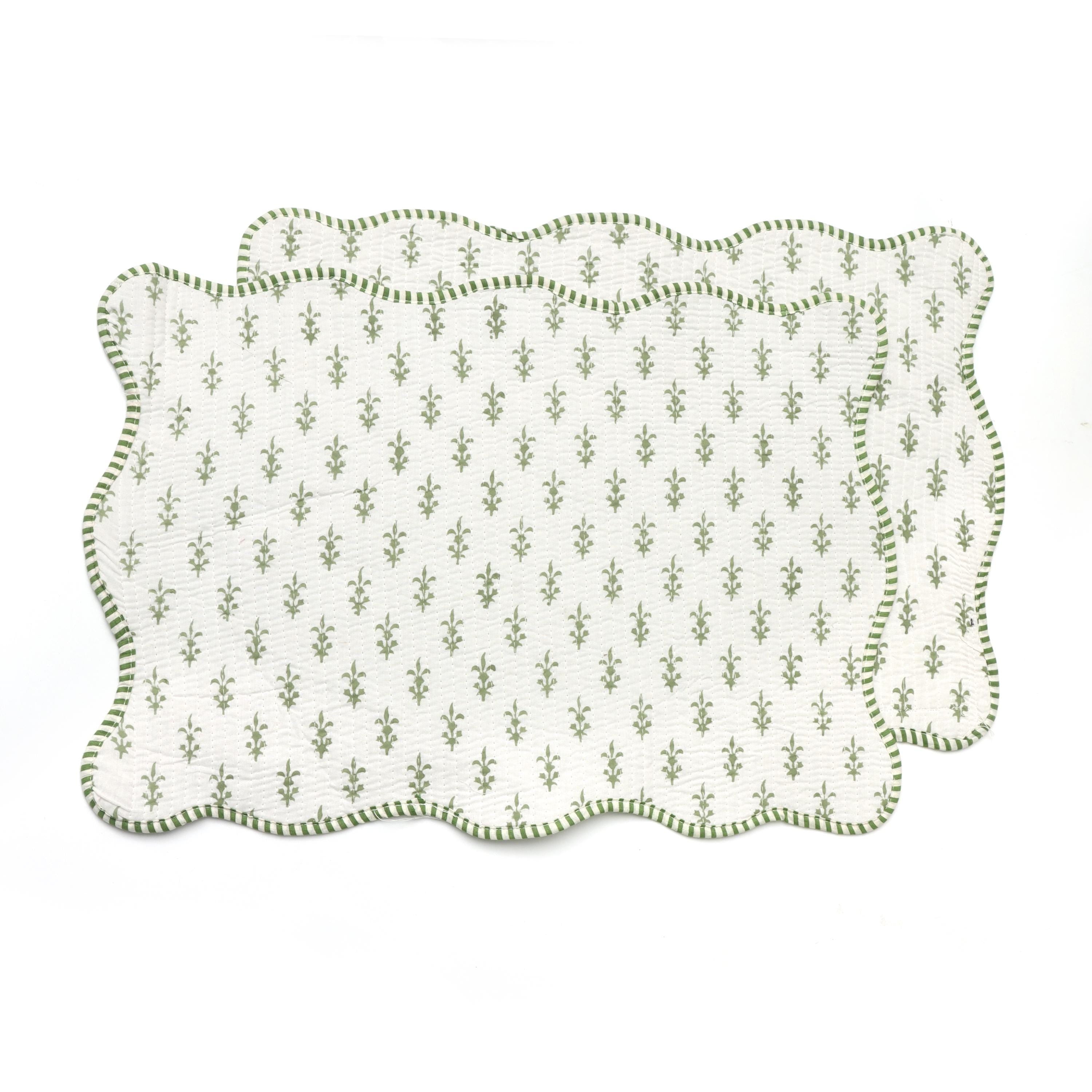 Green Floral Quilted Placemat Set with Scalloped Edges, Reversible Table Mat, Farmhouse Dining Table Setting, Handmade Quilted Placemats