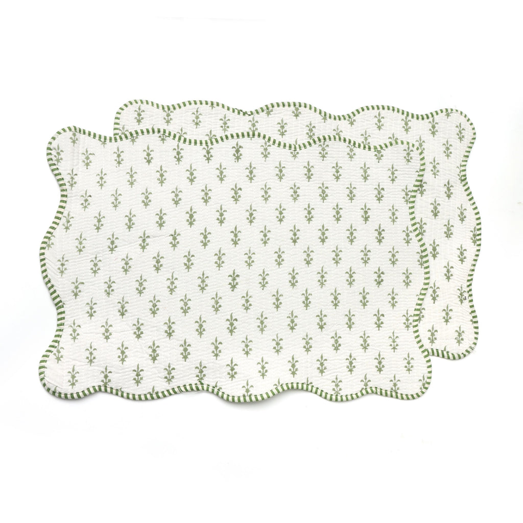 Green Floral Quilted Placemat Set with Scalloped Edges, Reversible Table Mat, Farmhouse Dining Table Setting, Handmade Quilted Placemats