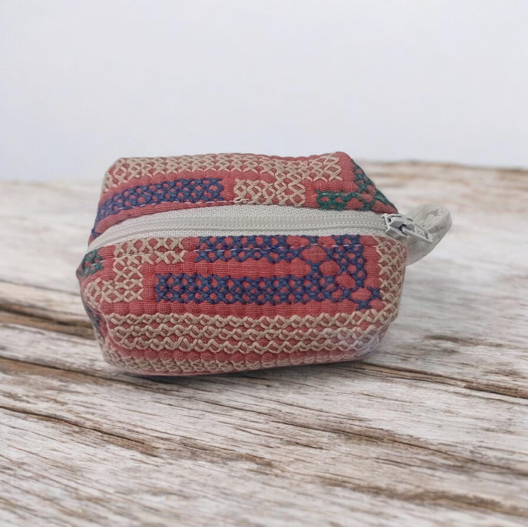 Handcrafted Embroidered Fabric Jewellery Pouch with Zip Closure, Mini Jewellery Bag, Vintage Jewellery Purses, Mini Bag, Jewellery Pouch