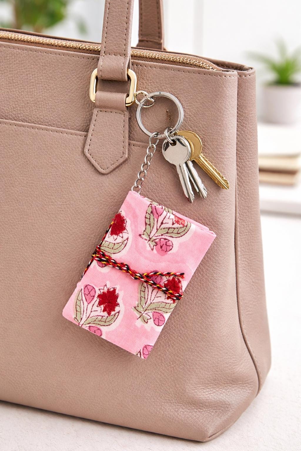 Handmade Mini Fabric Diary Keychain, Floral Cotton Pocket Journal, Cute Small Notebook, Gift for Girls, Travel Diary, Purse Charm Notebook